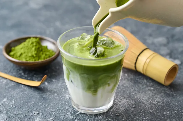 抹茶ラテを注ぐ様子