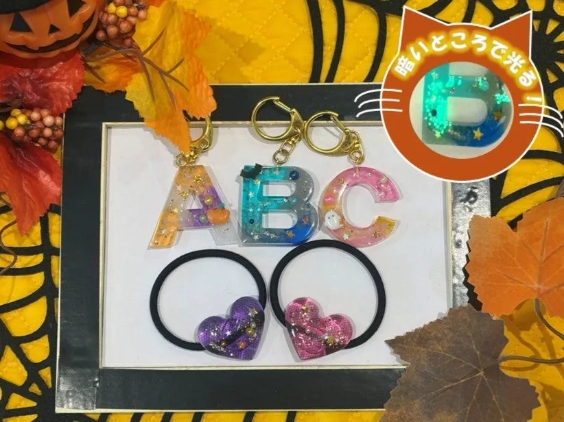 よみうりランド ハロウィン装飾のカラフルなキーホルダーとハート型ヘアゴム