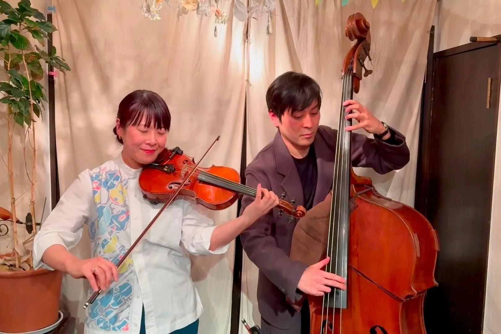 Pas de Djeux
バイオリン 川又瑞代、ベース 阿部恭平による弦楽器デュオ。