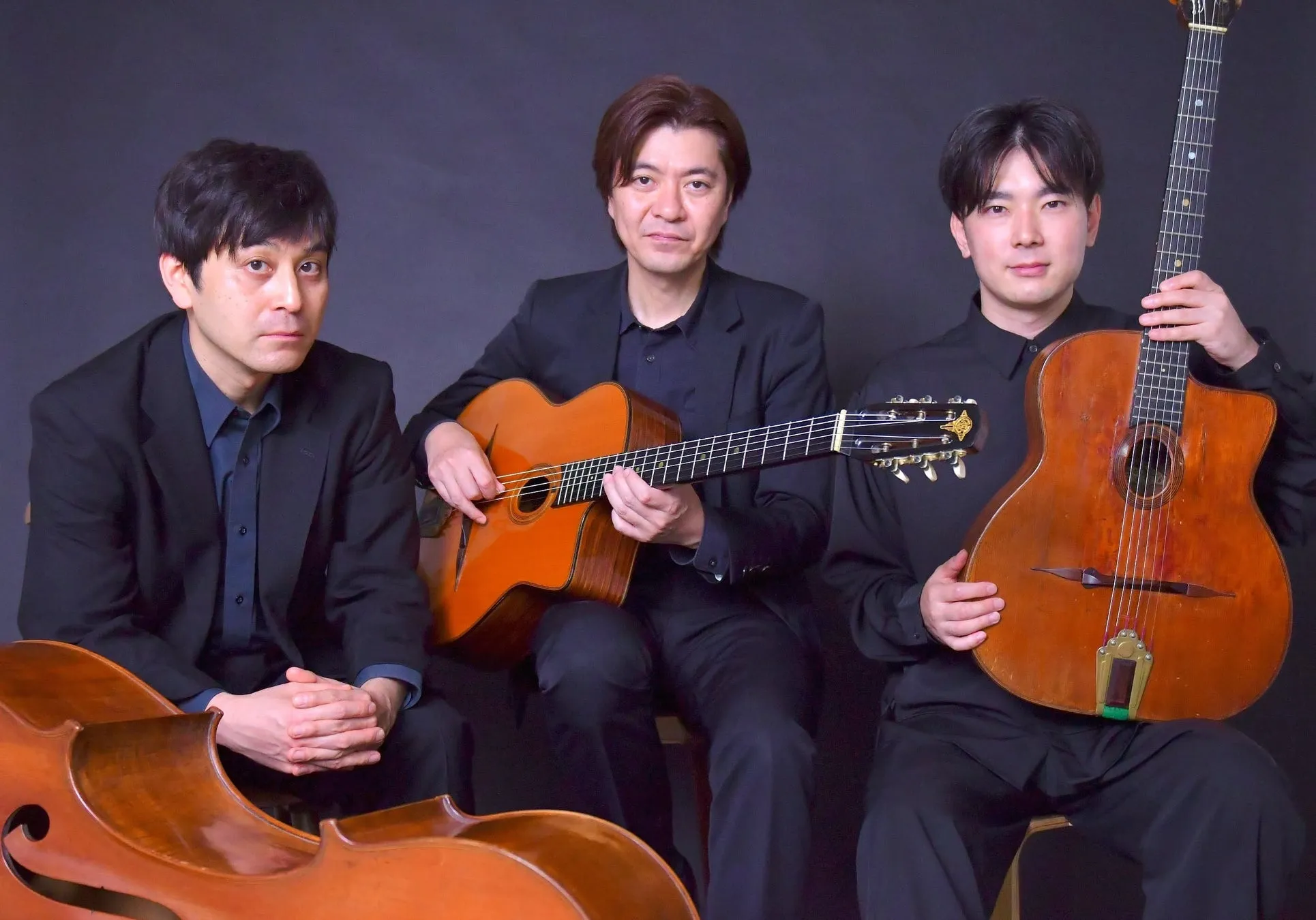 Tokyo Django Collective
1930年代フランス生まれのジャズ「マヌーシュ・ジャズ(ジプシー・スイング)」をこよなく愛する3人によるユニット。