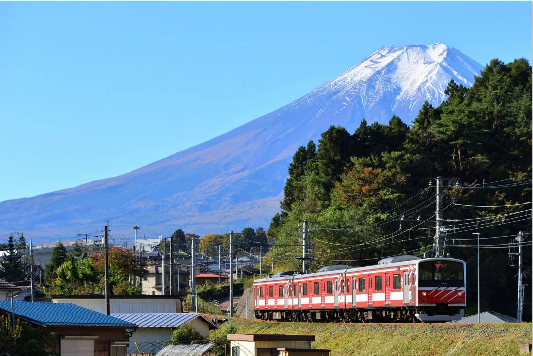 富士山を背景に走る「マッターホルン号」列車