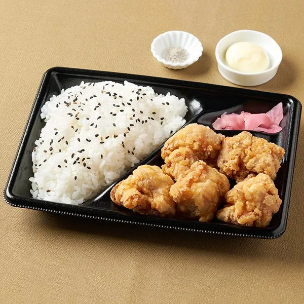 から揚げ弁当と付け合わせ