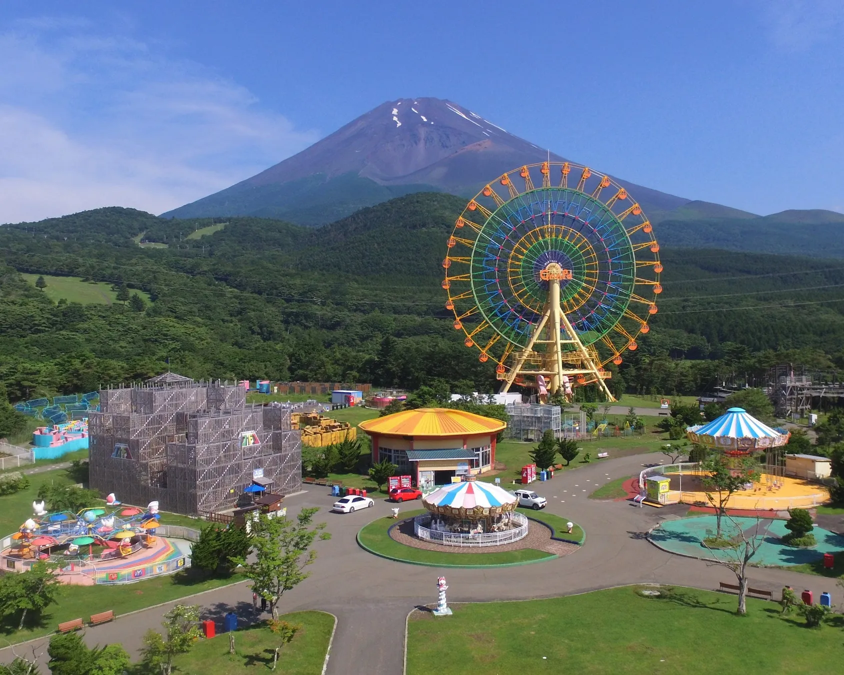 富士山を背景にしたぐりんぱの観覧車とアトラクション