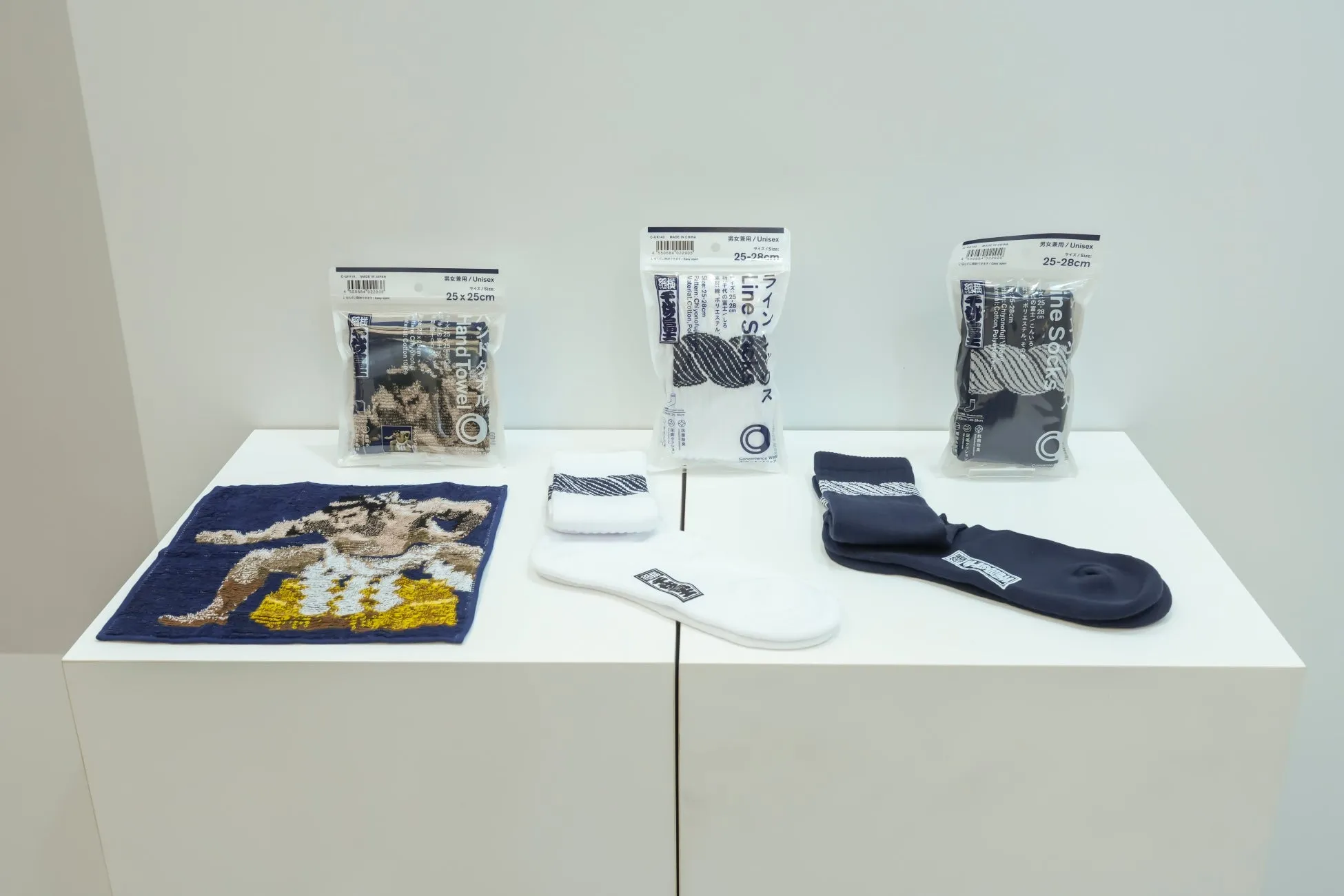 コンビニエンスウェアのタオルと靴下の展示