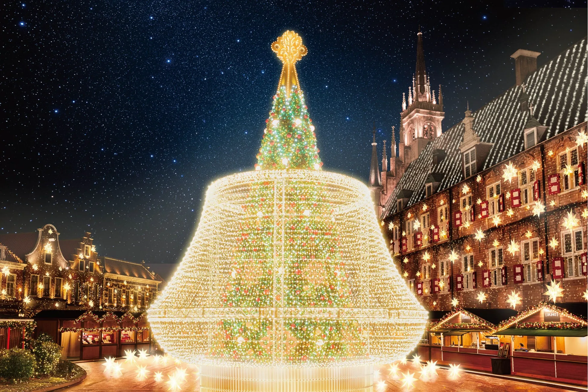 ヨーロッパ風の建物と輝くクリスマスツリーのイルミネーション