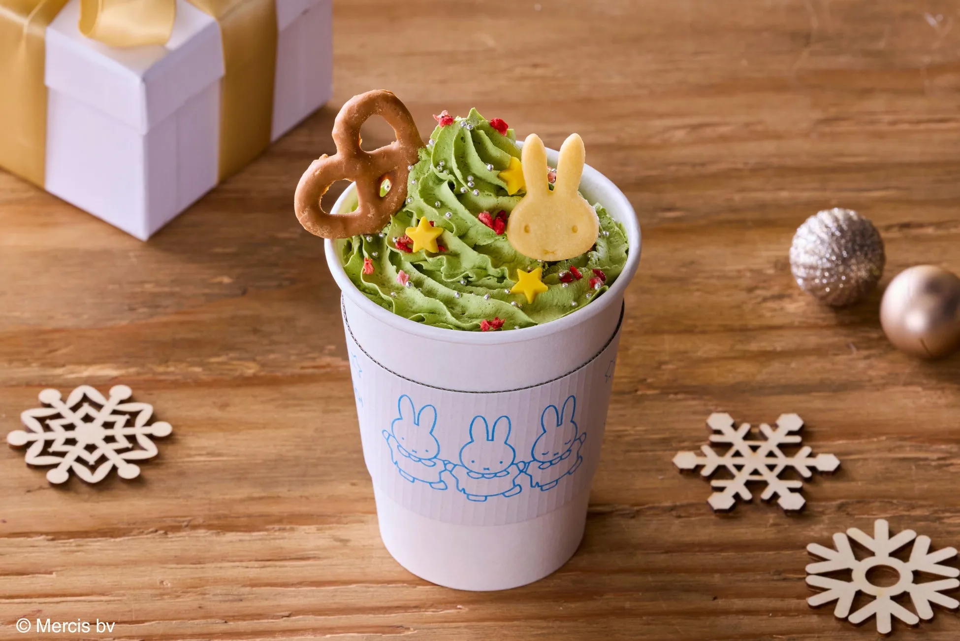 クリスマスデザインのホットドリンク