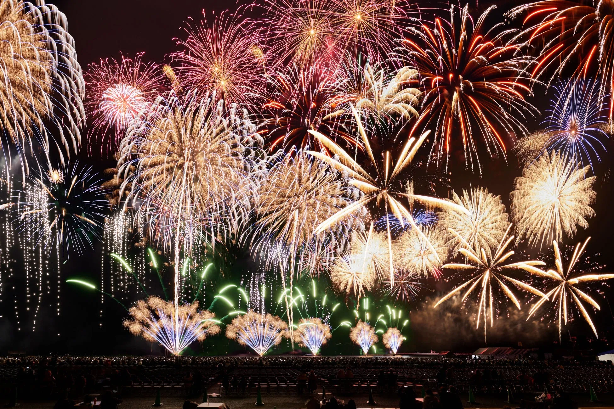 夜空を彩る華やかな花火