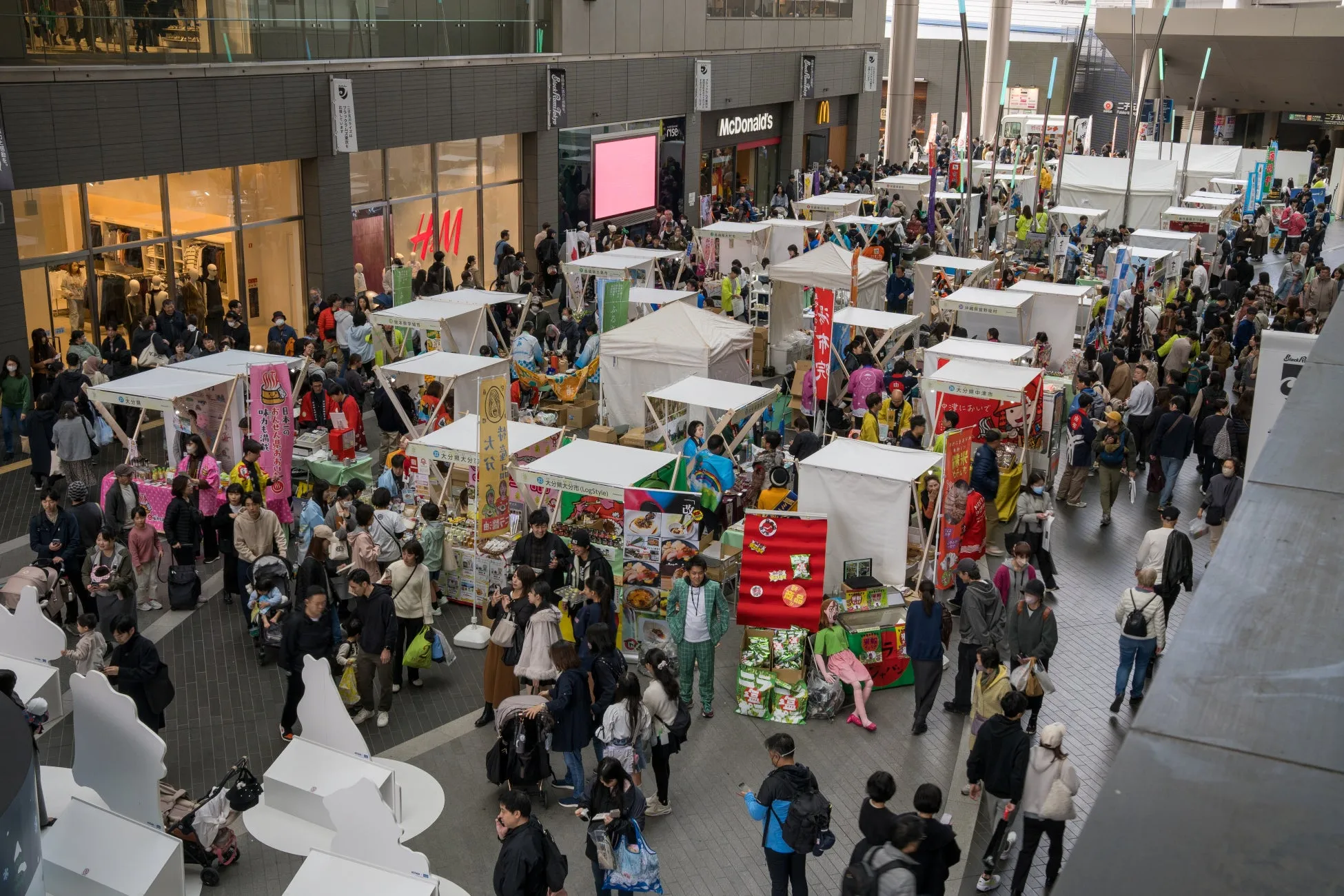 イベント開催中のショッピングモール内の賑やかな光景
