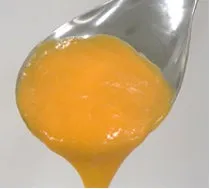 卵黄風ソースをスプーンですくった様子