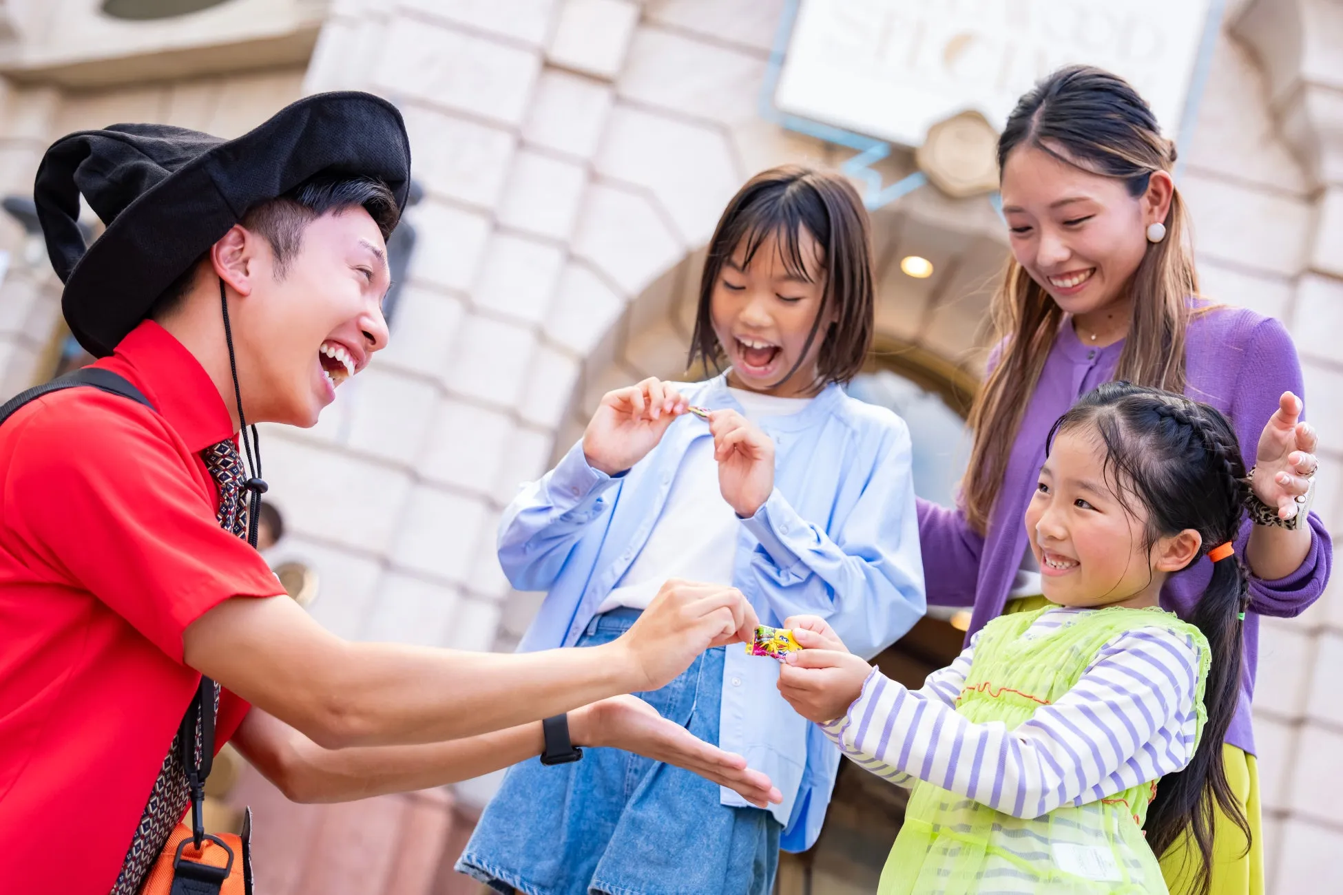 ユニバーサル・スタジオ・ジャパンのキャストがお菓子を手渡す場面