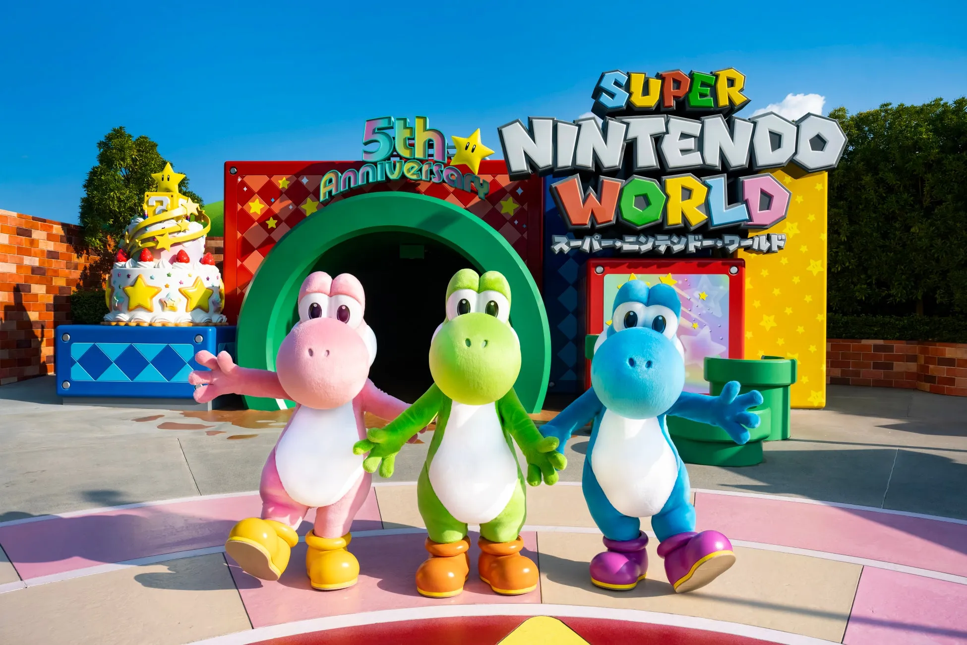ユニバーサルスタジオのスーパーニンテンドーワールドで5周年を祝うカラフルなキャラクターたち