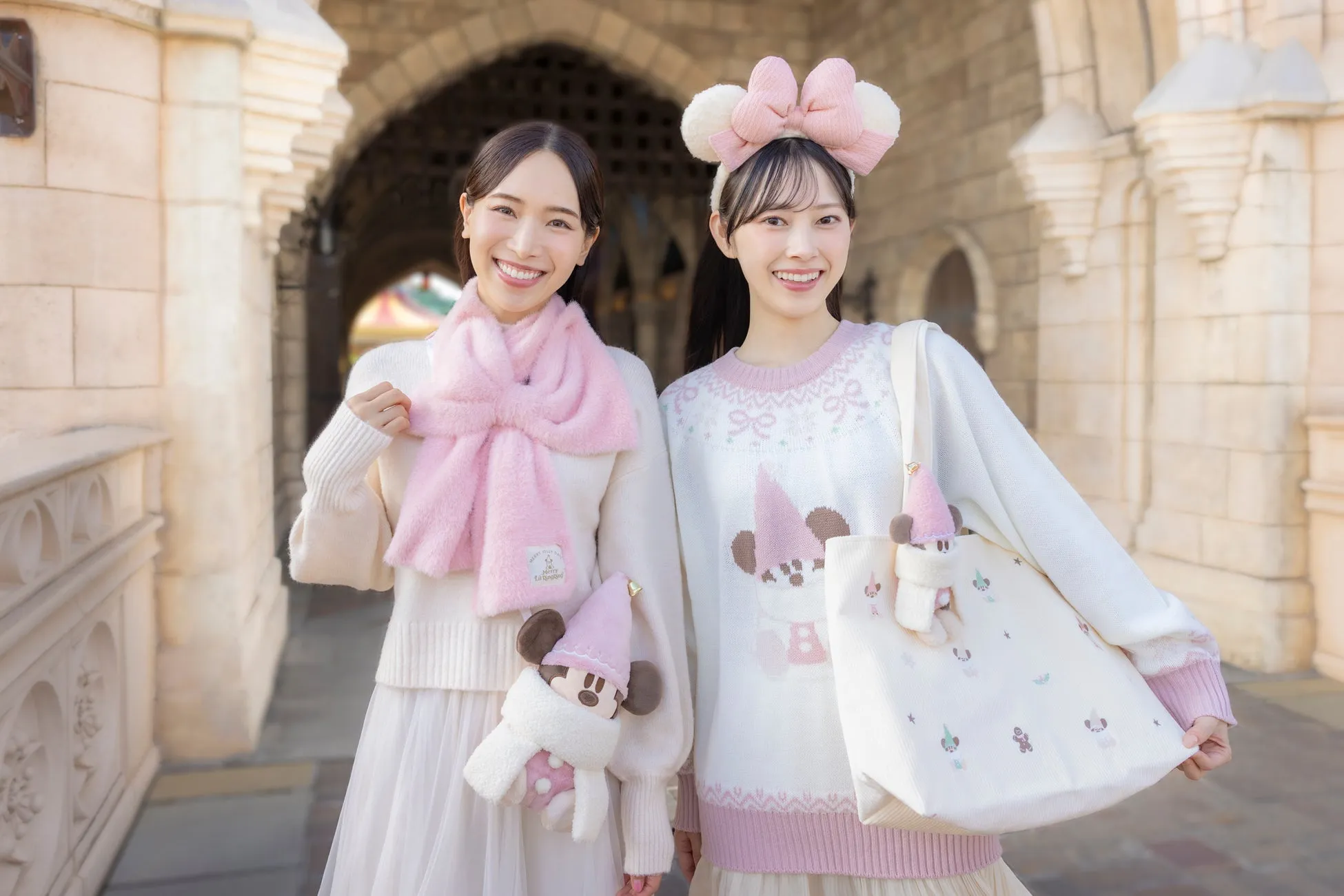 東京ディズニーリゾートでクリスマスを楽しむ女性たち