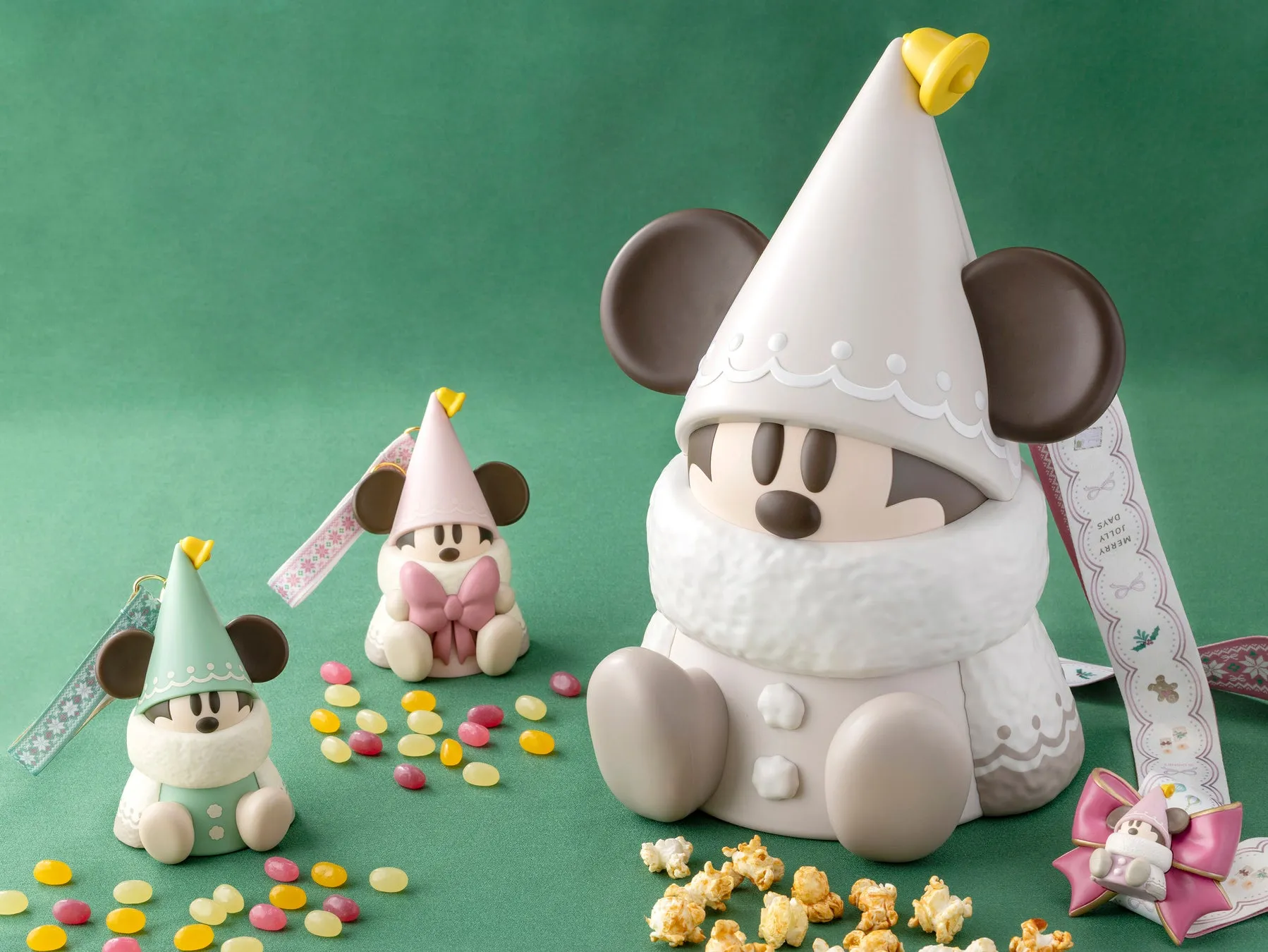 クリスマスのキャラクターフィギュアとカラフルなポップコーン