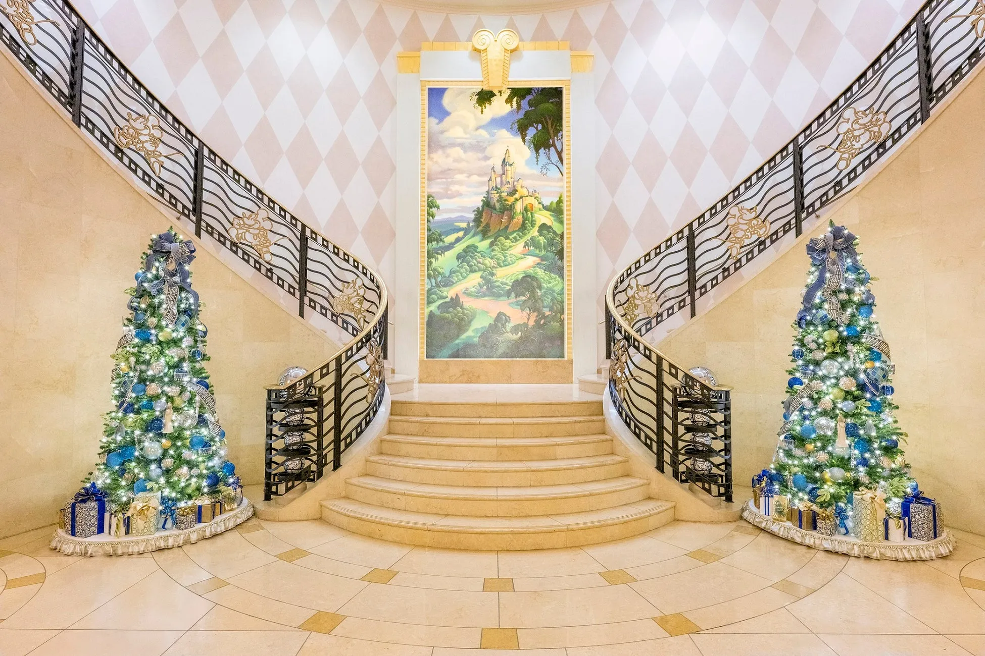 東京ディズニーリゾートの豪華なクリスマスデコレーション