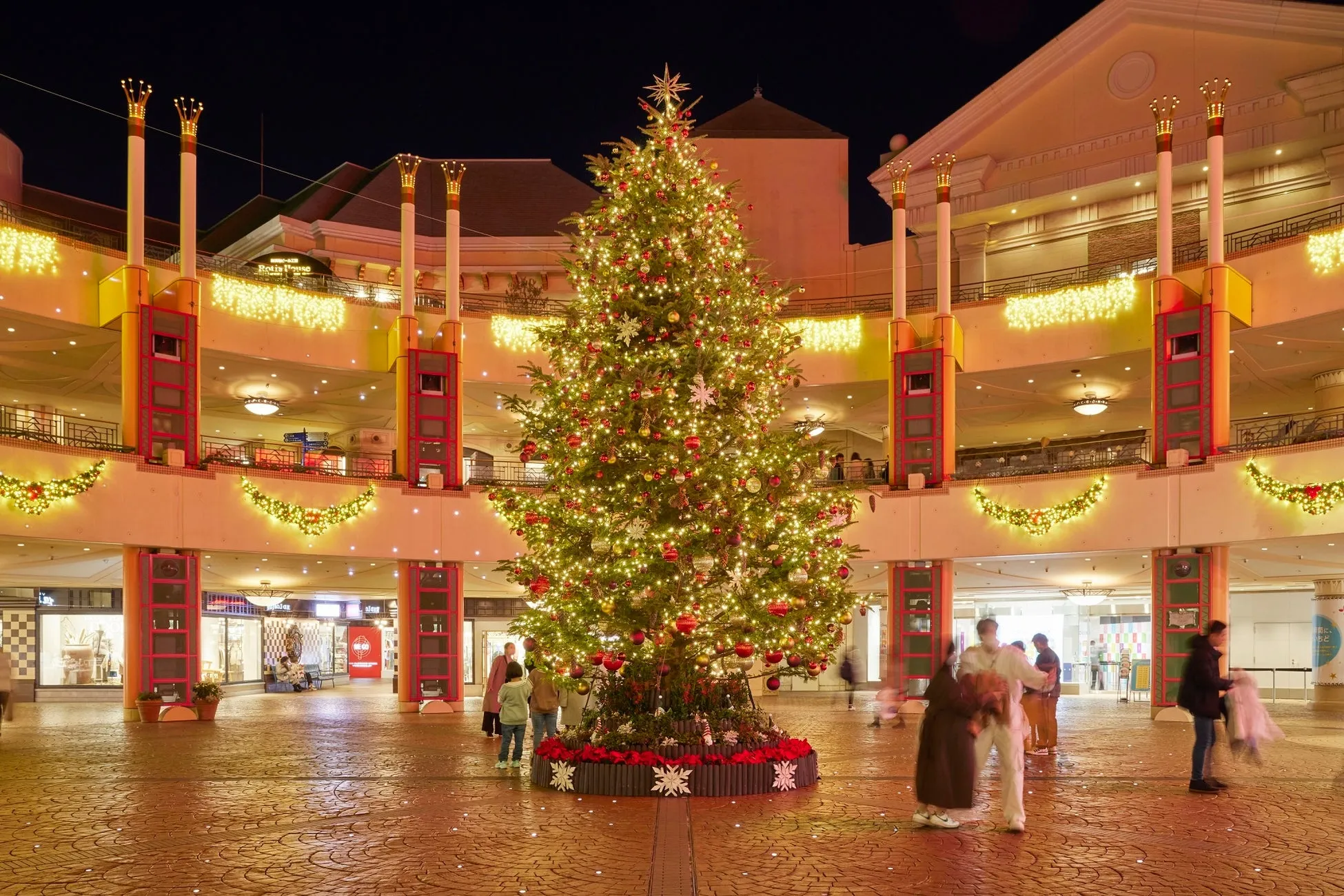 東京ディズニーリゾートのクリスマスツリーとイルミネーション
