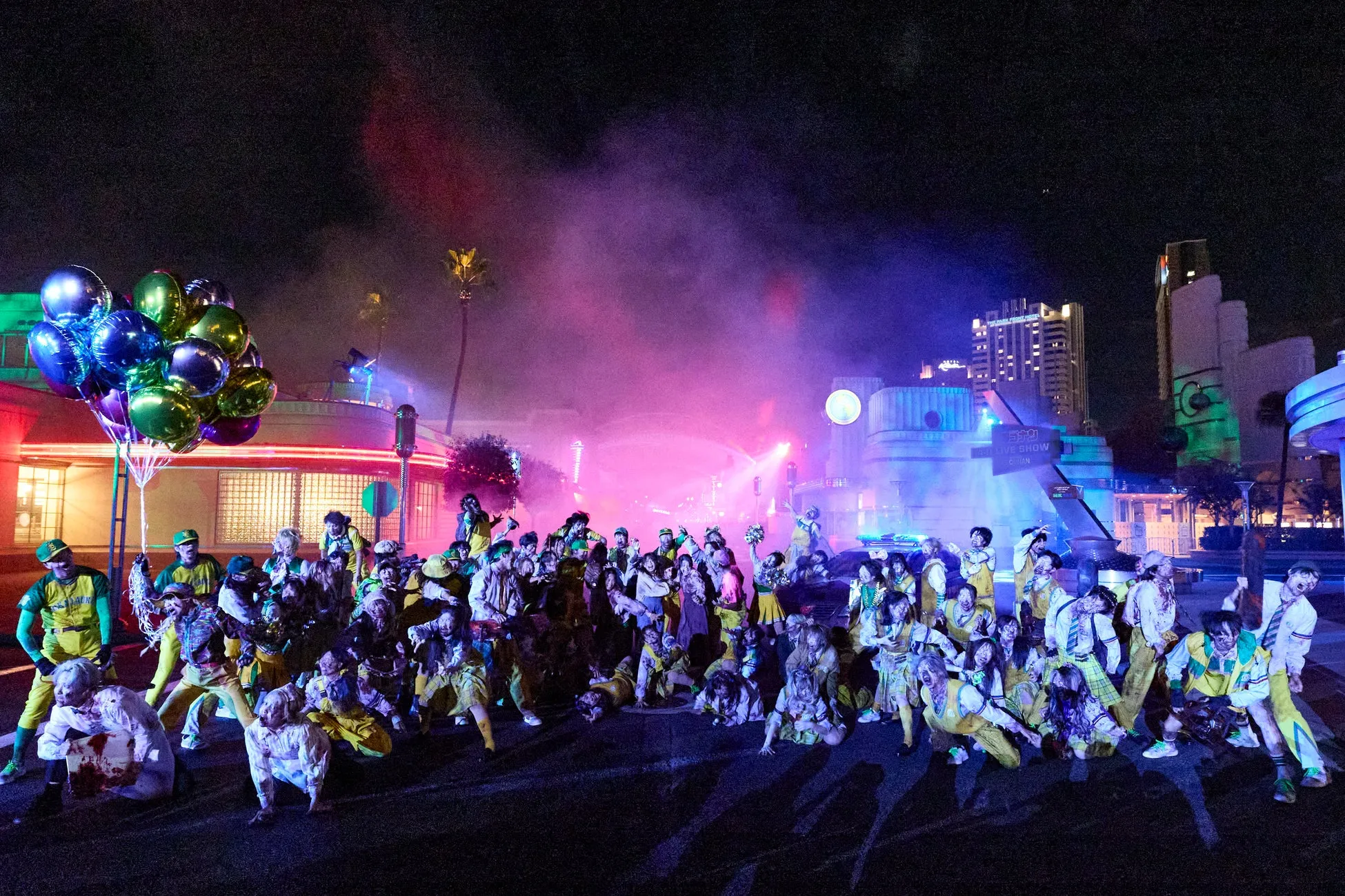 ハロウィーン・ホラー・ナイトのパフォーマーとライティング演出