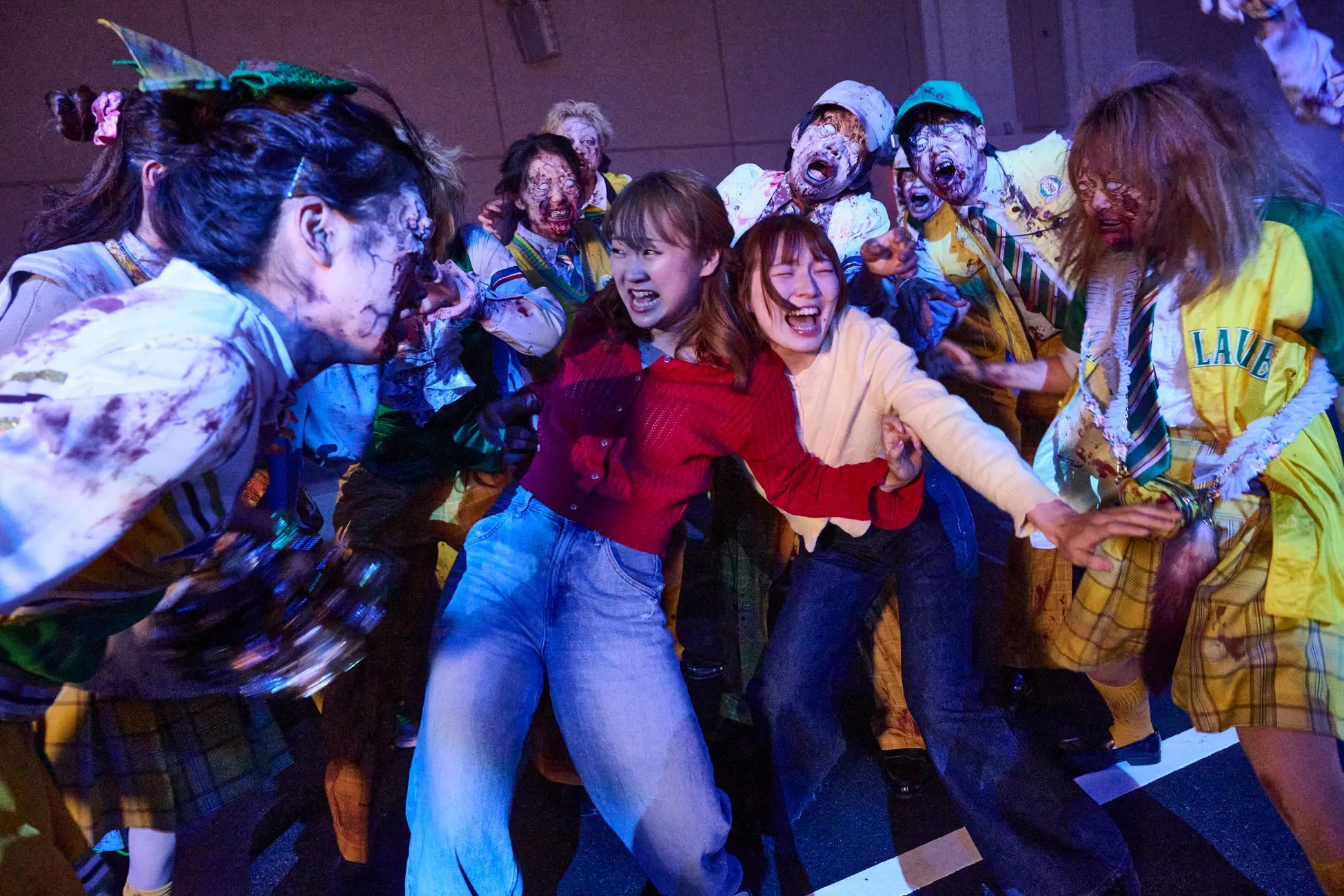 ハロウィーン・ホラー・ナイトでゾンビに囲まれる人々