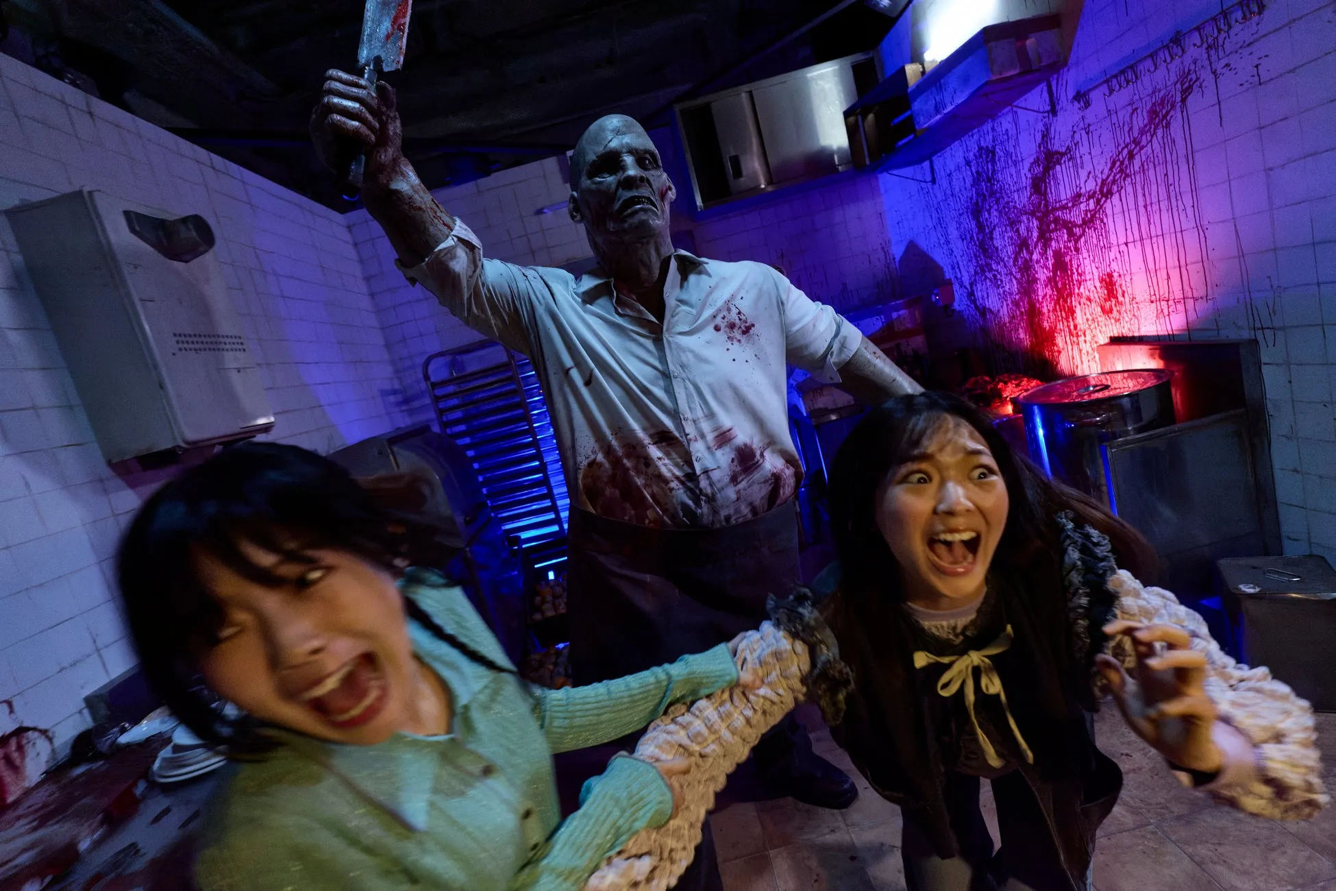 ホラーイベントで逃げる女性たち