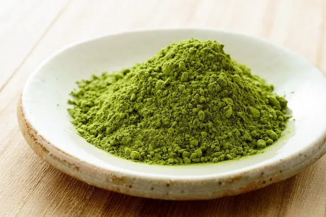 抹茶パウダーの盛られた白い小皿