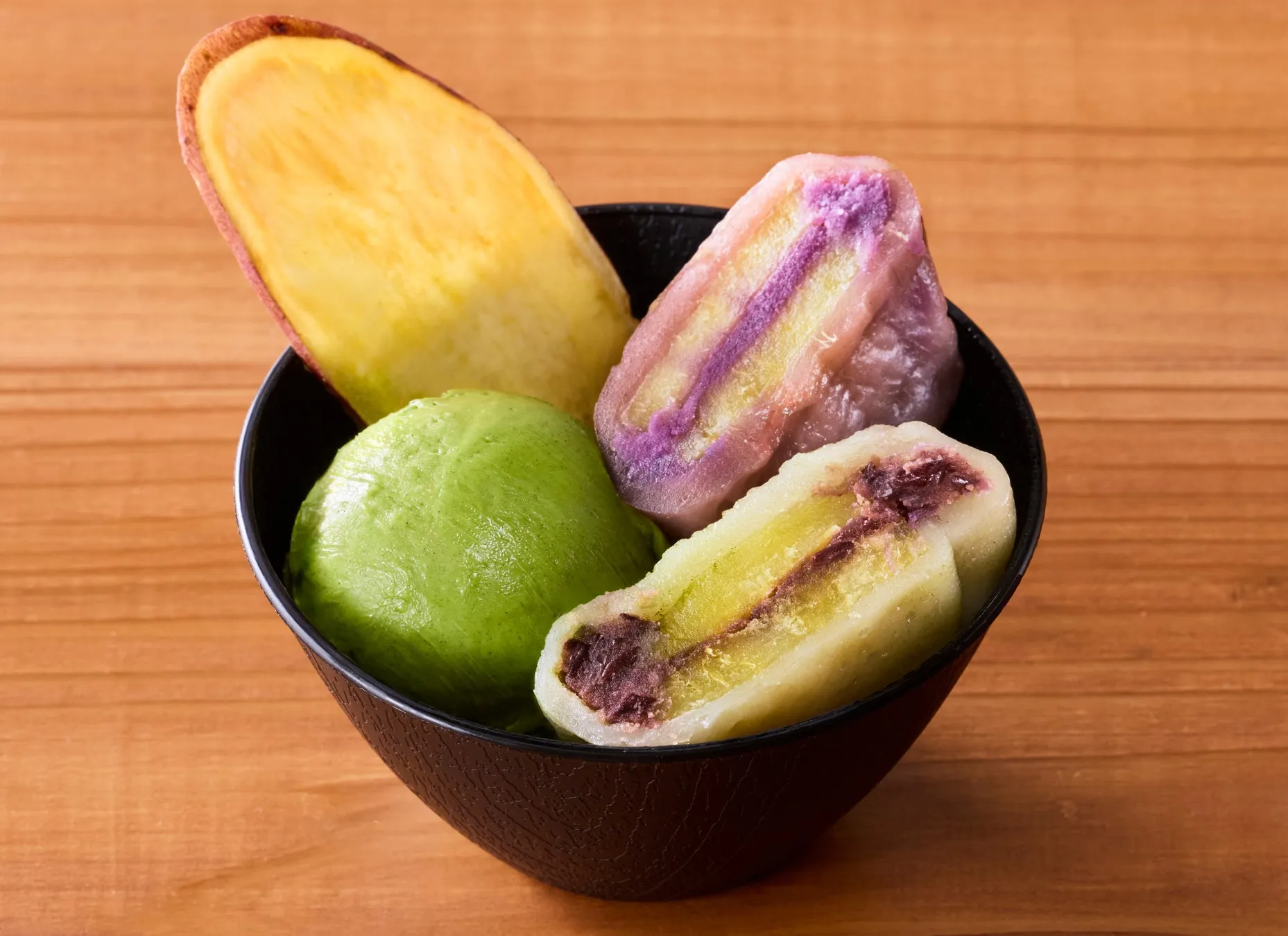 九州の特産品をイメージしたカラフルなお菓子とパン