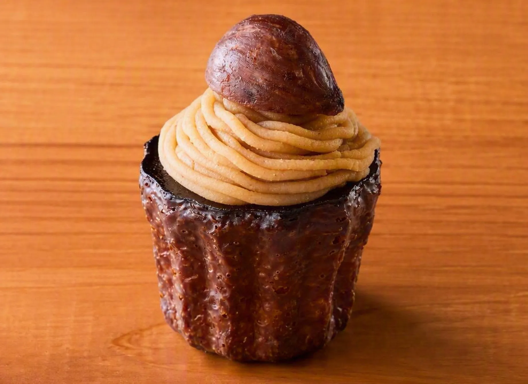 カヌレにモンブランクリームと栗のトッピング