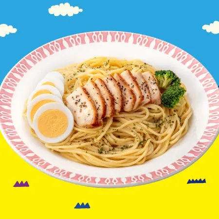 パスタにチキンとゆで卵のトッピング