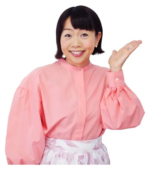 ピンクのブラウスを着た笑顔の人物