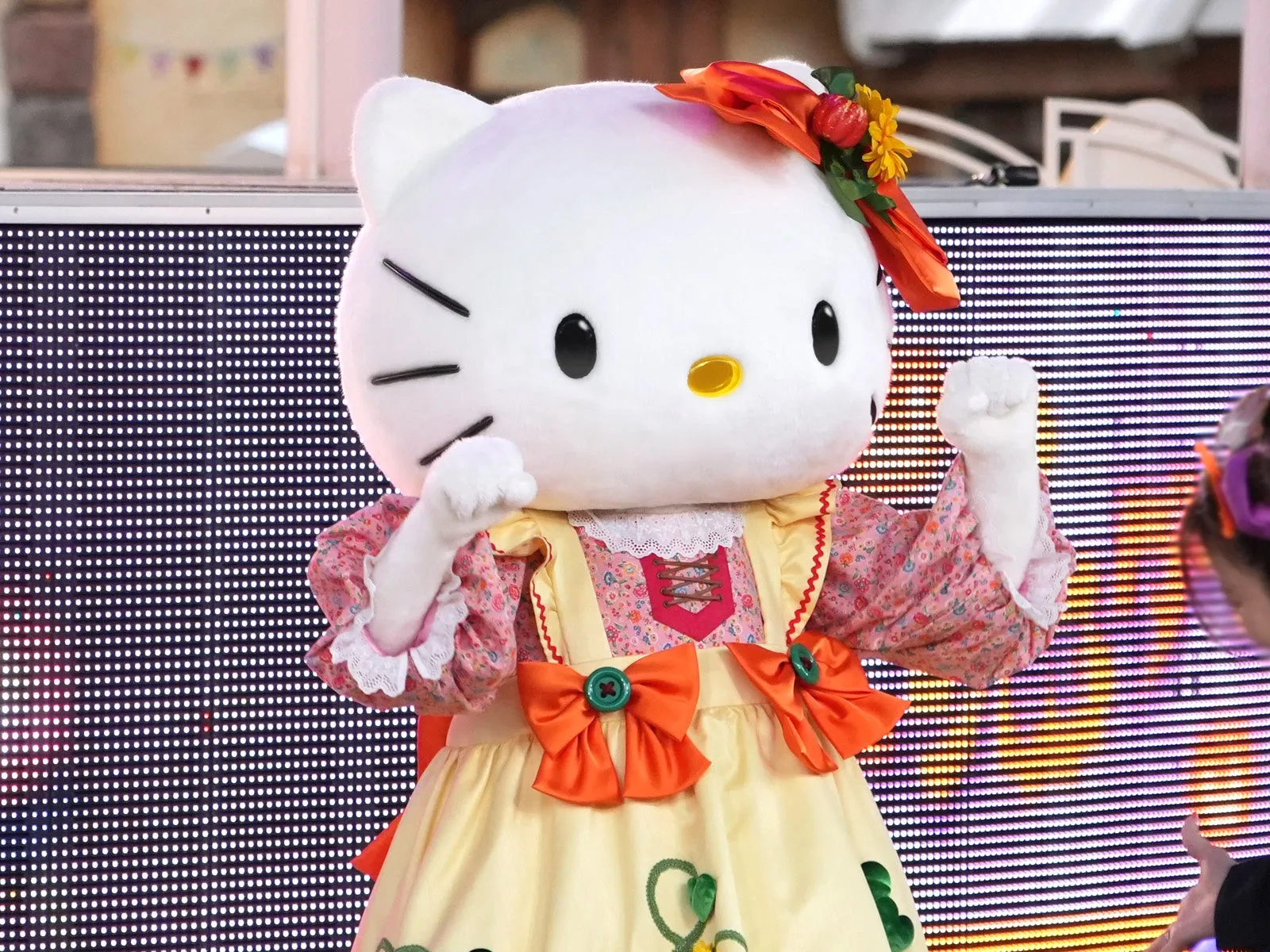 ハロウィーン衣装を着たハローキティ