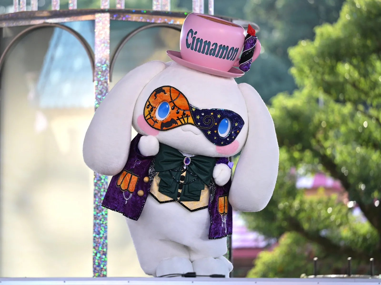 仮面と帽子をかぶったサンリオキャラクター