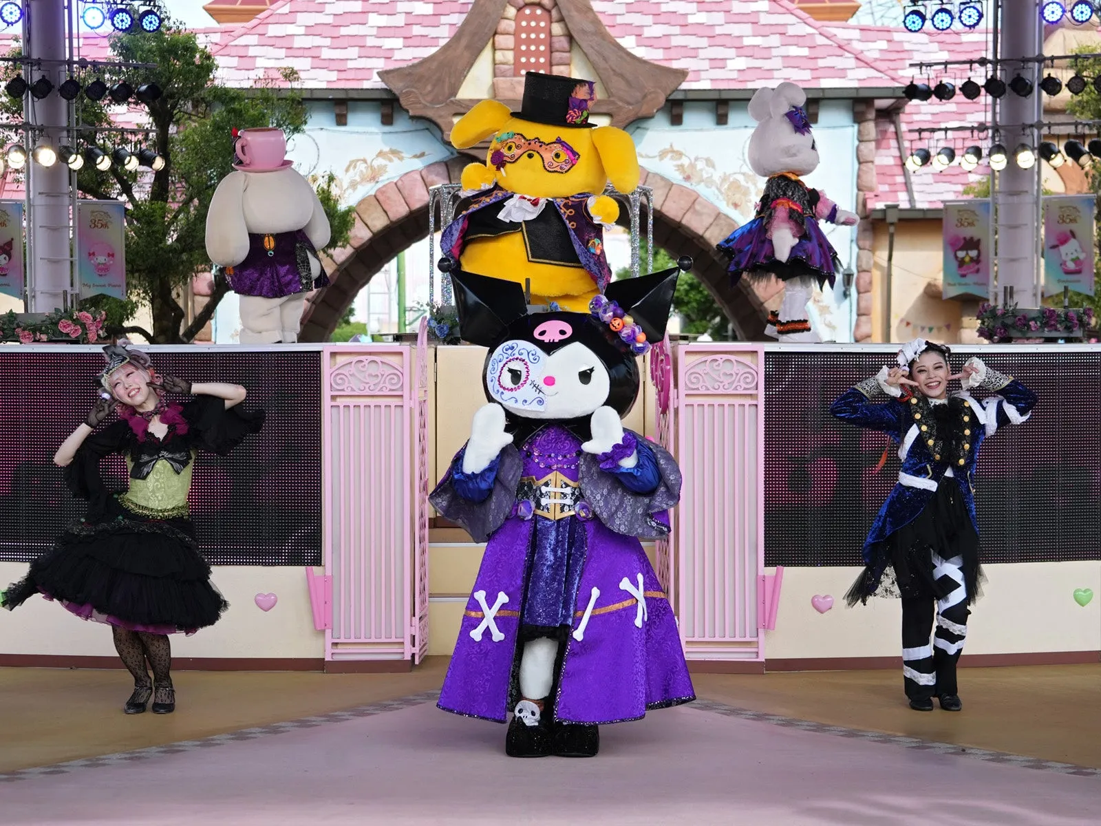 ハーモニーランドハロウィーンイベントで仮面姿のハローキティたち