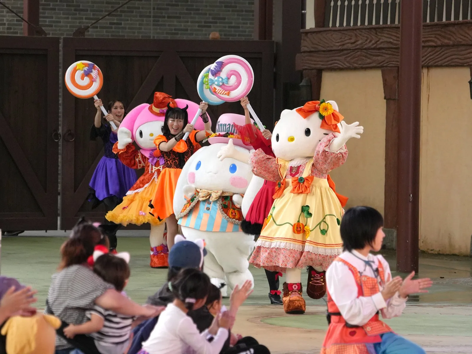 ハローキティたちが仮面姿でイベントを楽しむ様子