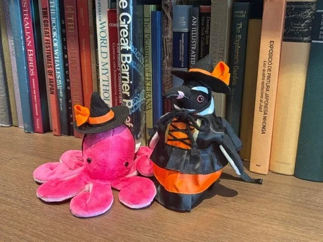 ハロウィンコスチュームのタコとペンギンのぬいぐるみ