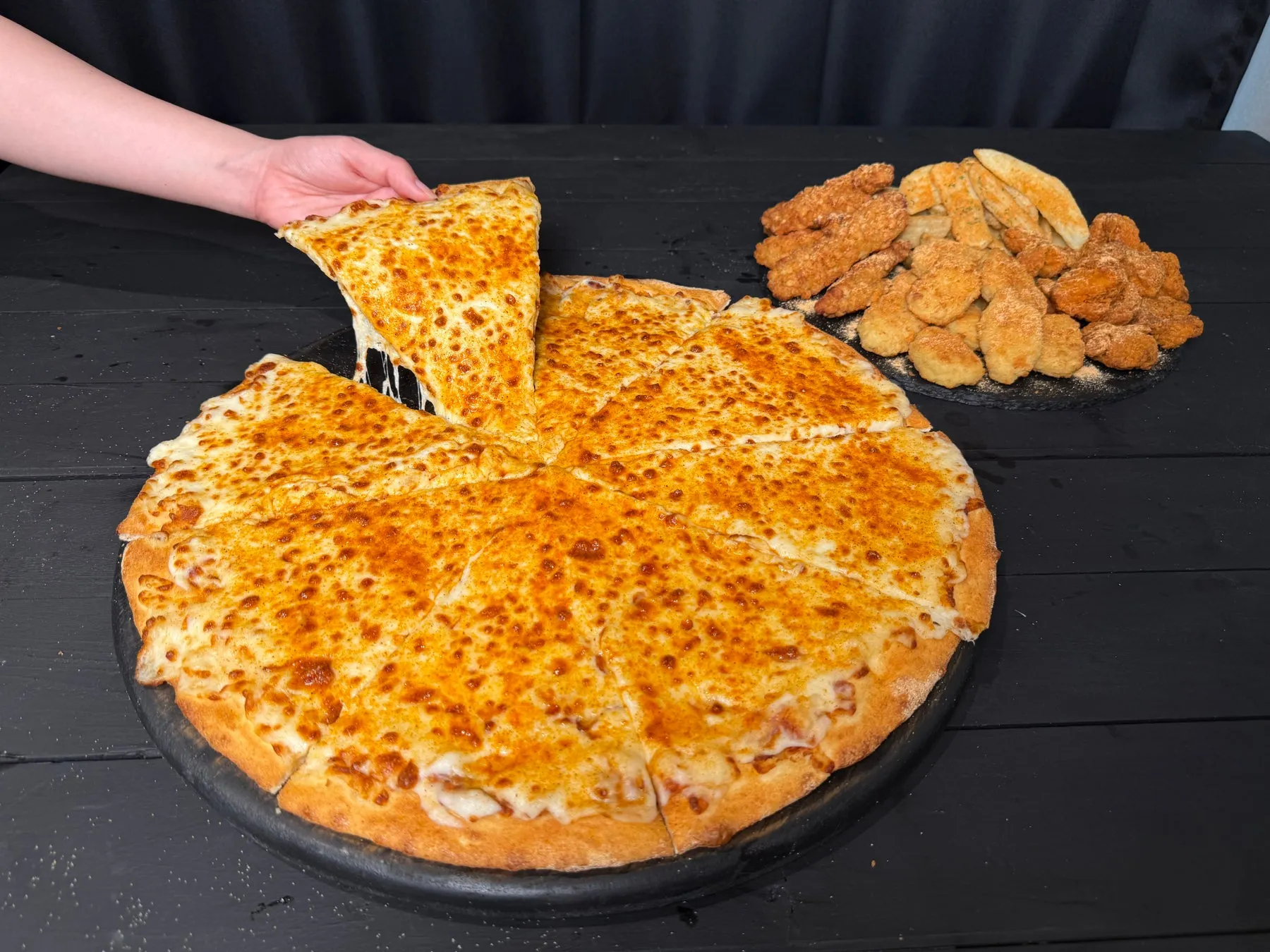 ドミノ・ピザの大きなチーズピザとフライドチキン