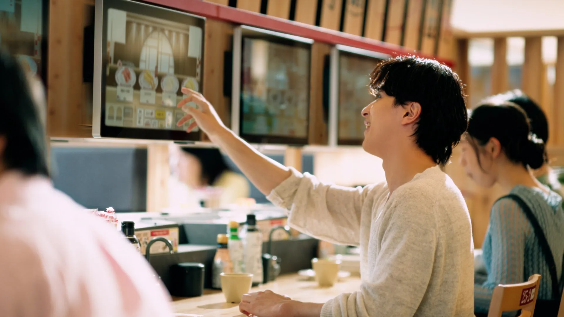 横浜流星さんがスシローの店内で寿司を注文する様子
