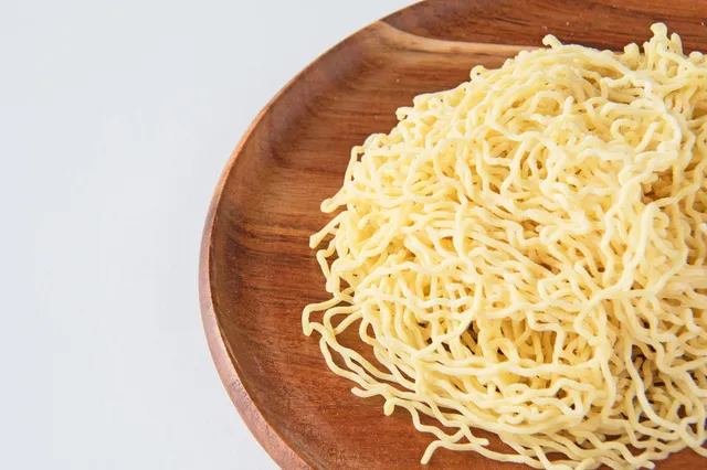 木製プレート上の生麺