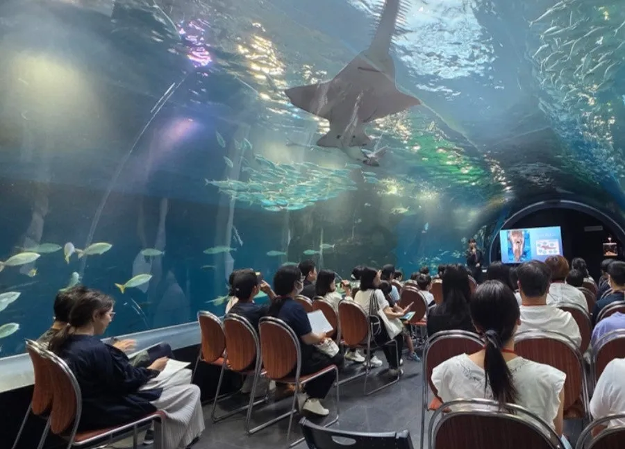 アクアパーク品川のSDGsイベントでの参加者と水族館展示
