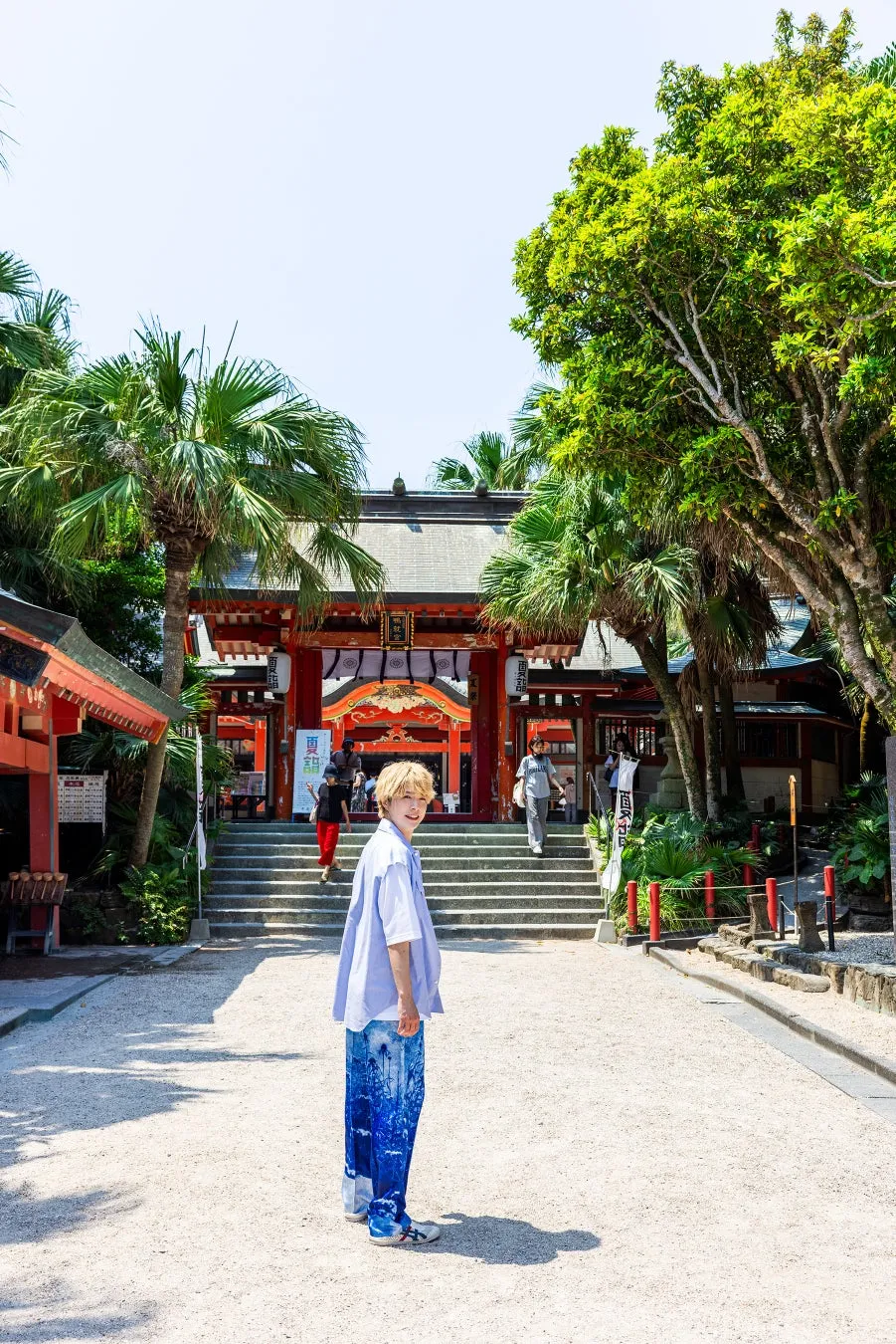 宮崎の神社前に立つ佐藤信長さん