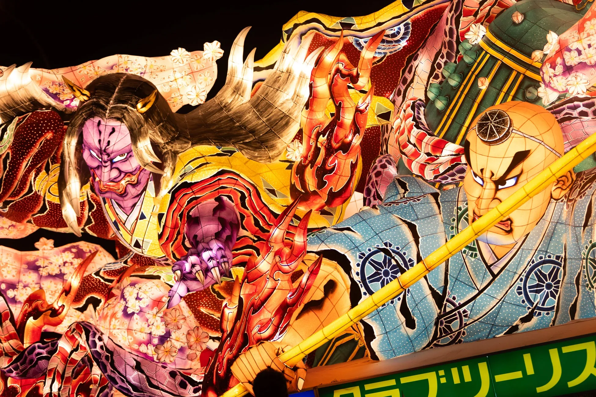 ねぶた祭の色鮮やかな灯籠