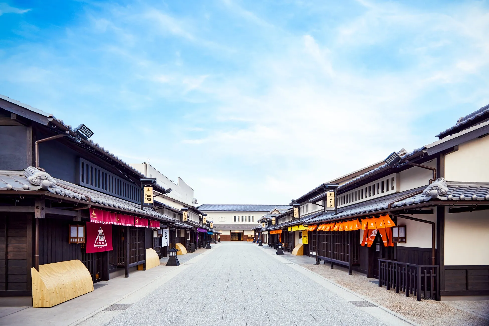 伝統的な建築様式の並ぶ通り