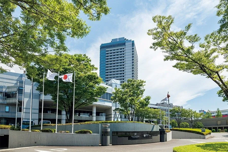 高層ビルと日本の国旗がある庭園