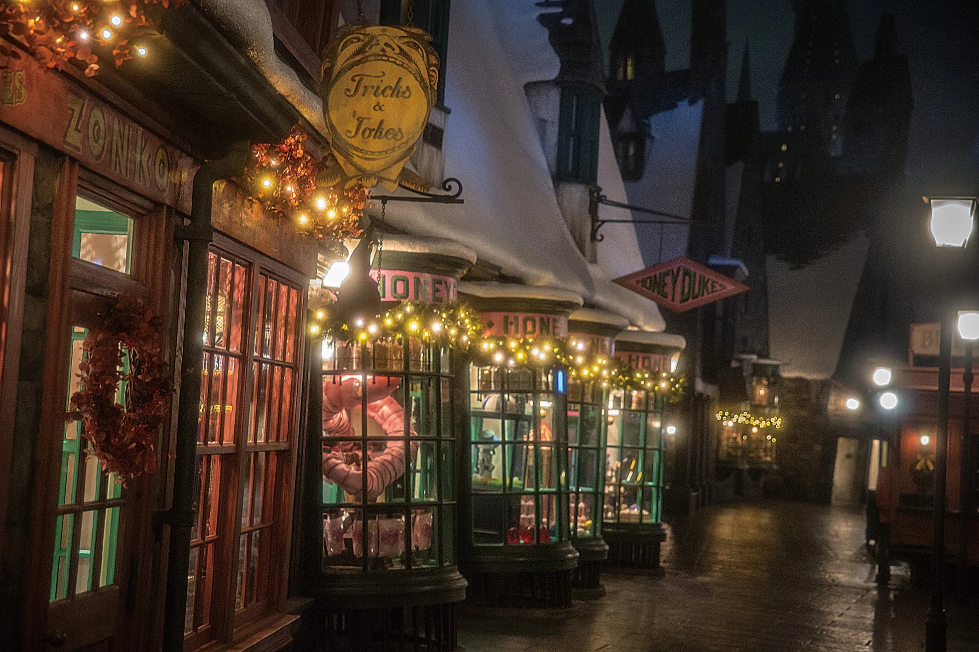 ユニバーサル・スタジオ・ジャパンの夜景と装飾された店舗