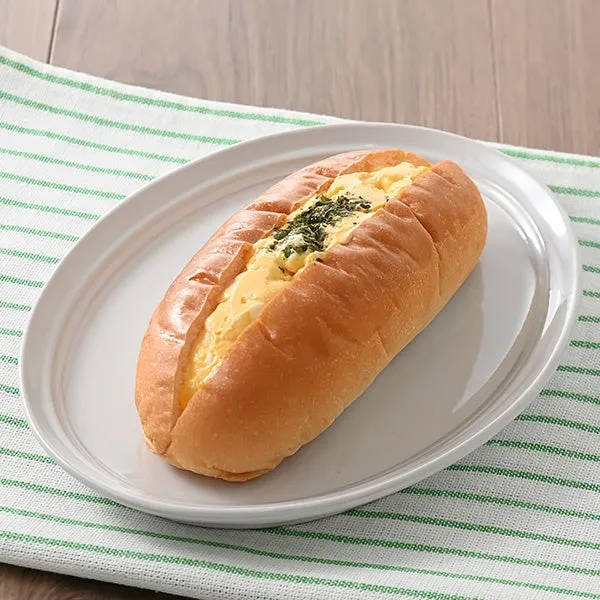 卵とハーブのトッピングがされたホットドッグパン