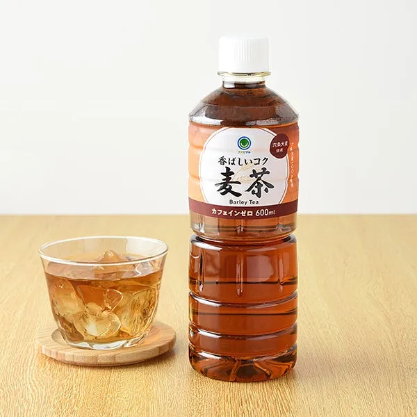 麦茶のペットボトルとグラス