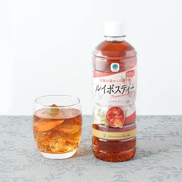 ペットボトルとグラス入りのルイボスティー