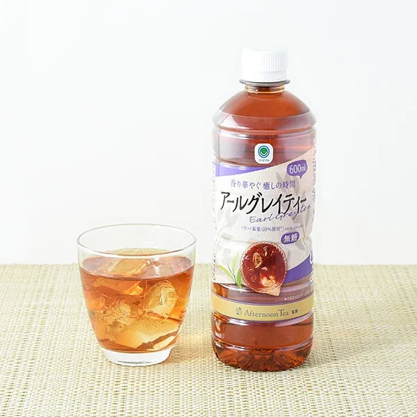 アールグレイティーのペットボトルとグラス