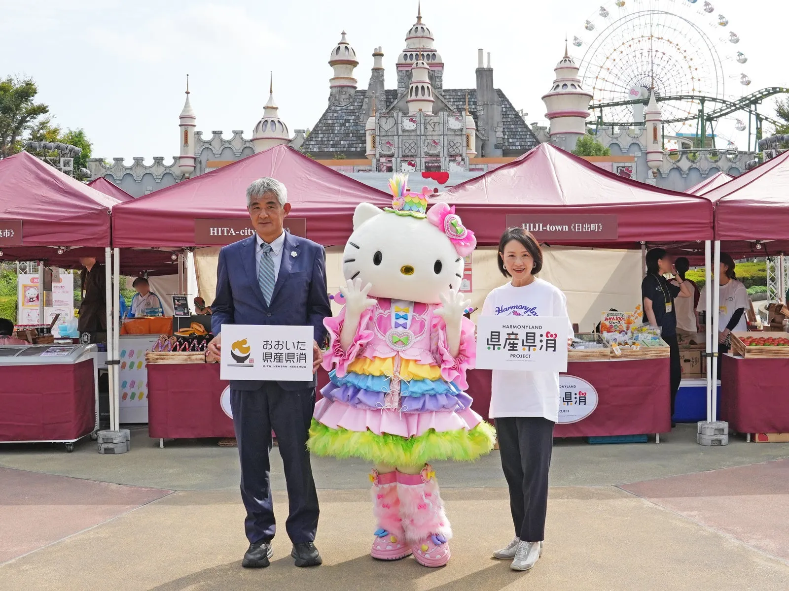 大分たからもんマルシェでのハローキティと関係者たち