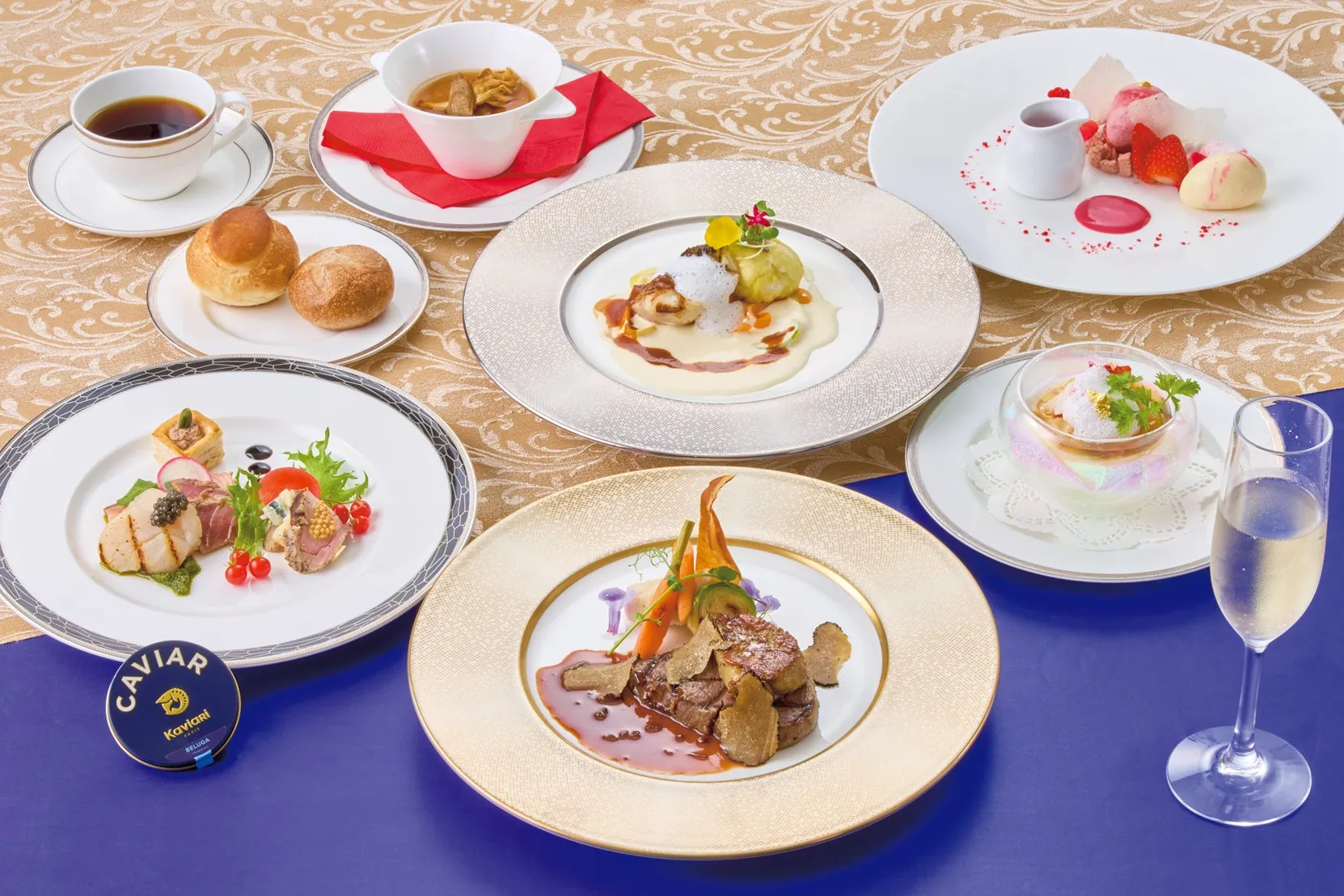 豪華なディナーコースの食事とシャンパン