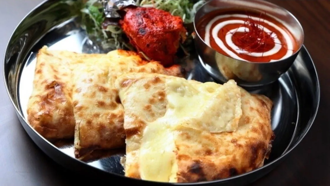 チーズナンとタンドリーチキン、カレーのセット