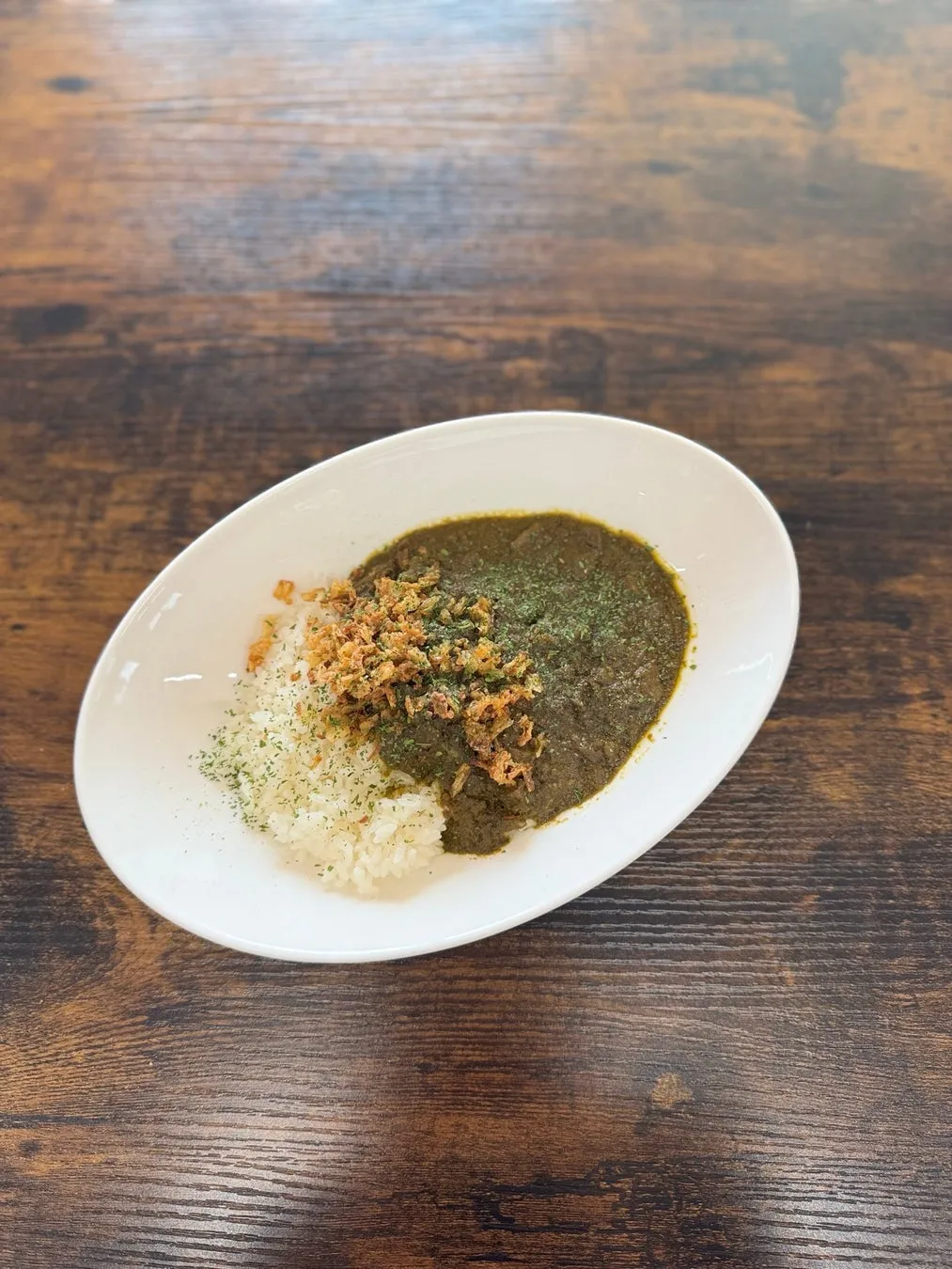 特製カレーライスと木製テーブル