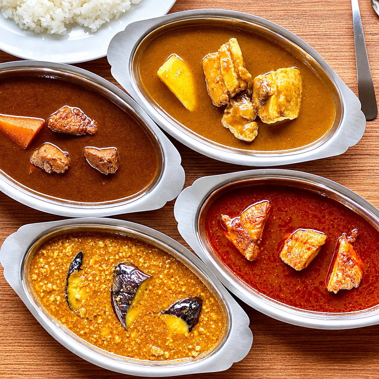 多様なカレー料理の盛り合わせ